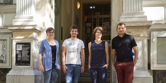 Das Code it!-Projektteam /(aufgenommen vor der AHS Rahlgasse 1060 Wien) v.l.n.r.: Lena Schoissengeyer, Nikola Szucsich, Katharina T. Paul und Thomas Palfinger